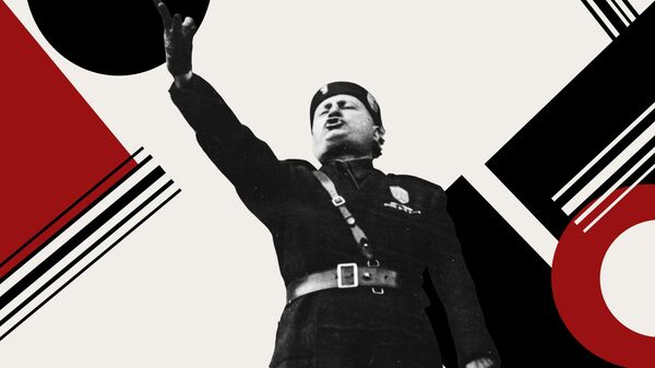 Муссолини на митинге (на заднем плане фраза цитадель всех народов - метафора Рима со времён Цицерона)