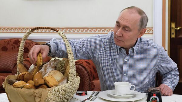 Президент Владимир Путин получил выпечку из подмосковной пекарни