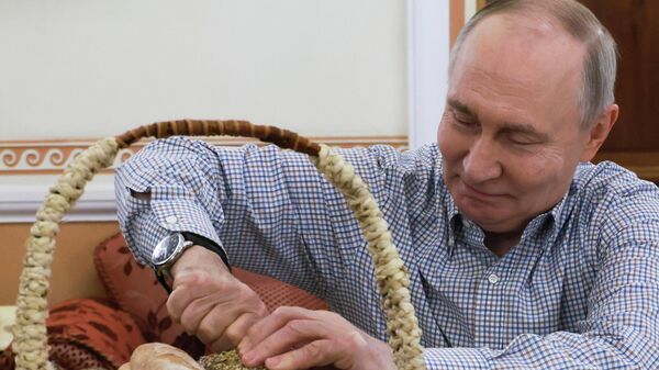 Президент Владимир Путин получил выпечку из подмосковной пекарни