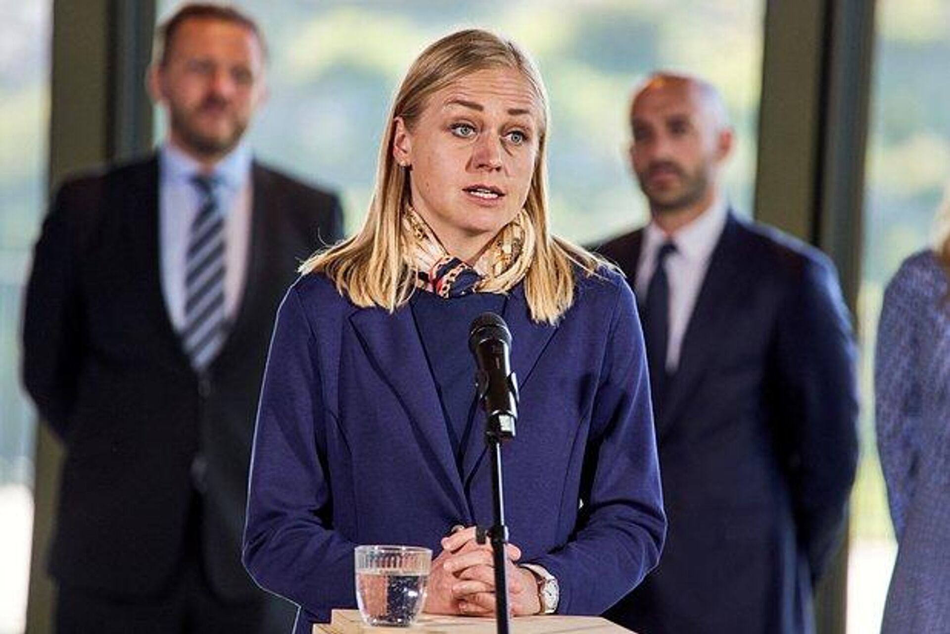 Элина Валтонен, скромно, на трибуне, со стаканом - РИА Новости, 1920, 28.12.2025