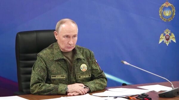 Президент Владимир Путин посетил вспомогательный пункт управления Объединенной группировки войск