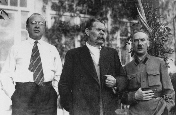 Максим Горький с секретарём Петром Крючковым и начальником ОГПУ Генрихом Ягодой 