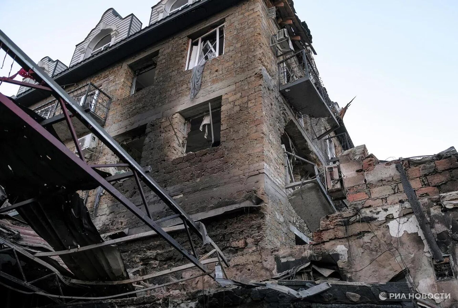 Последствия атаки БПЛА ВСУ на поселок Хорлы в Херсонской области - РИА Новости, 1920, 11.01.2026