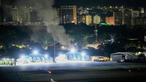Дым на месте взрыва над аэропортом Ла-Карлота, Каракас