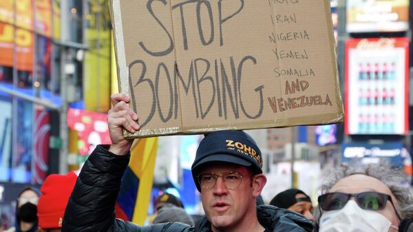 Митинг в Нью-Йорке против военной операции США в Венесуэле