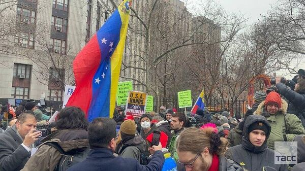 Возле суда в центре Нью-Йорка, куда ранее доставили Мадуро, проходит протест против действий США в Венесуэле