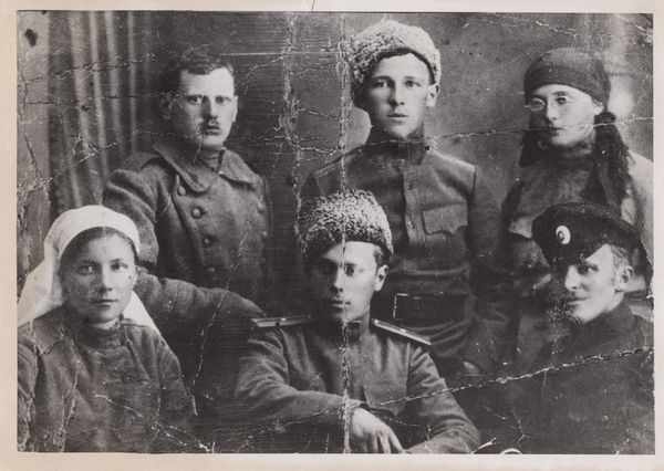 Роман Гуль (справа внизу) среди участников Ледяного похода, май 1918 года. Фото из социальных сетей