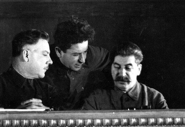 Клим Ворошилов, Лев Мехлис, Иосиф Сталин