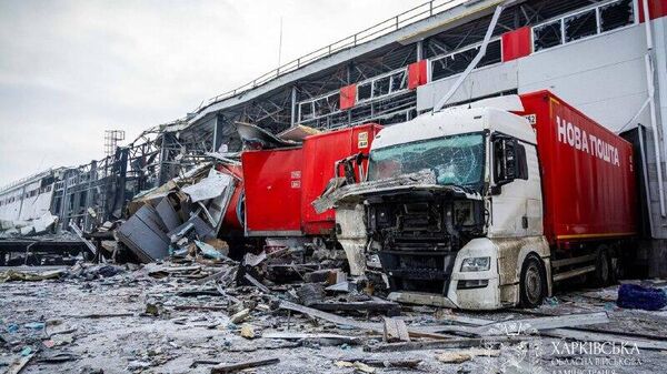 На фото — последствия ночного удара по терминалу Новой почты в пригороде Харькова