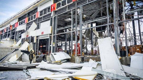 На фото — последствия ночного удара по терминалу Новой почты в пригороде Харькова