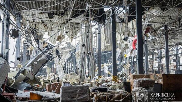На фото — последствия ночного удара по терминалу Новой почты в пригороде Харькова