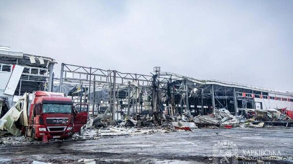 На фото — последствия ночного удара по терминалу Новой почты в пригороде Харькова