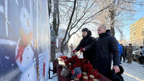 ‼ Мемориальная акция прошла на месте удара ВСУ по рынку в донецком микрорайоне Текстильщик в ДНР во вторую годовщину трагедии