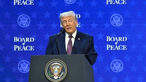 Церемония подписания документа Устав Совета мира в Давосе