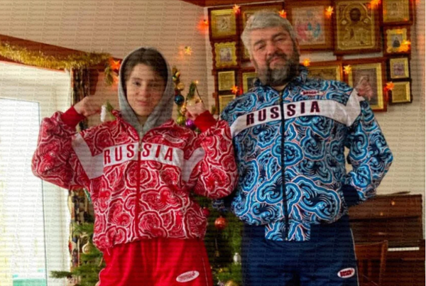 Павличенко в куртке с надписью Россия