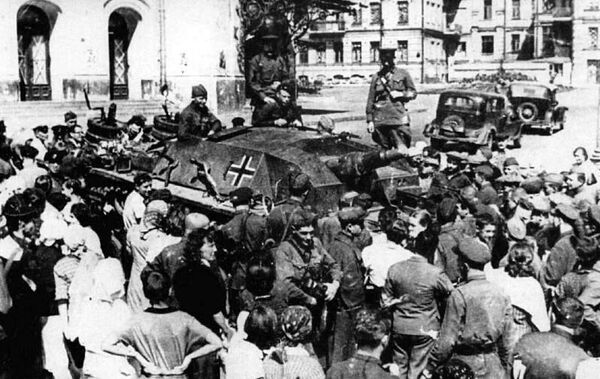 Киевляне осматривают трофейную немецкую САУ StuG III Ausf С, захваченную у села Вита-Почтовая, 1941 год