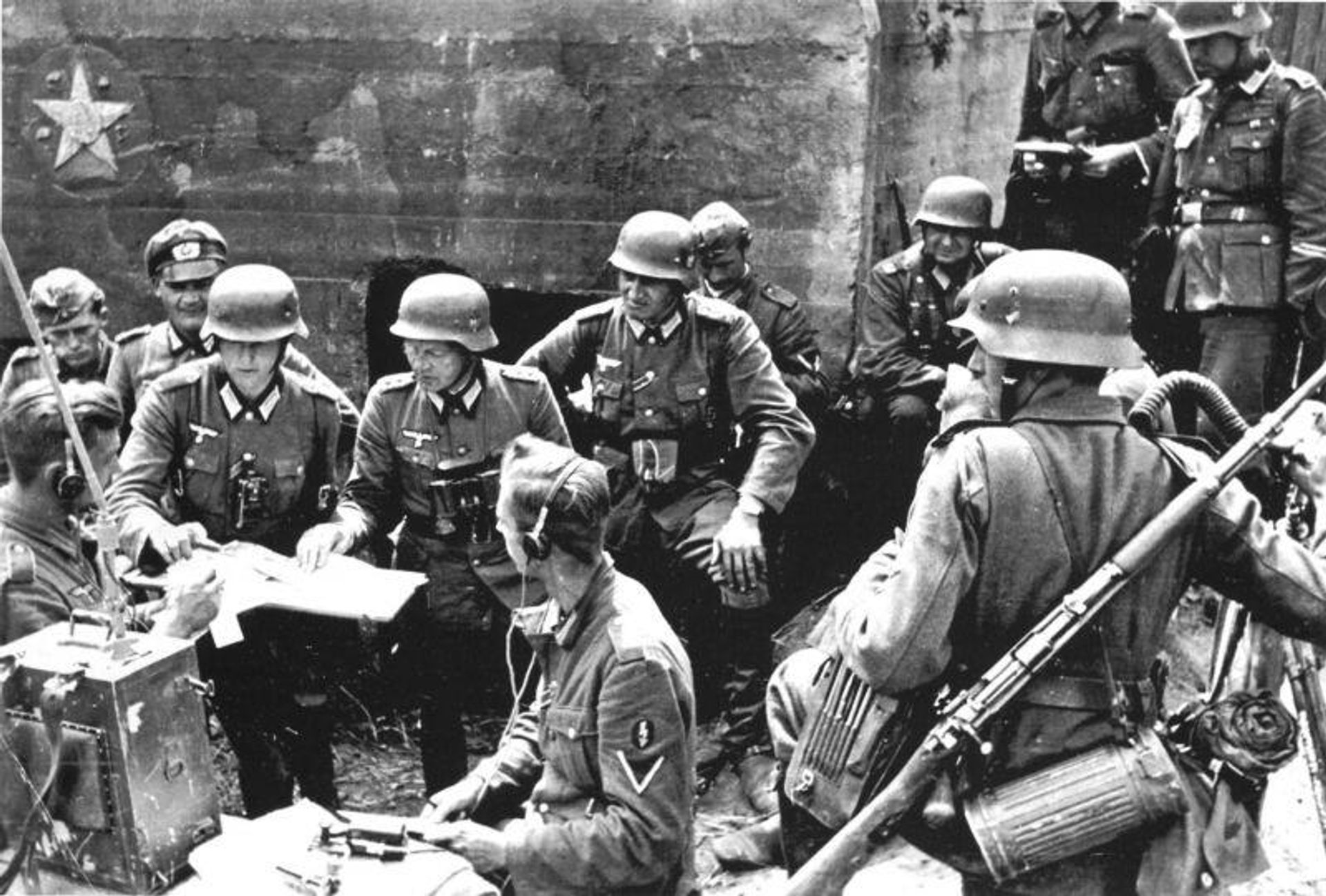 Немецкие солдаты и офицеры возле захваченного ДОТ-а Киевского УРа, 1941 год - РИА Новости, 1920, 25.01.2026