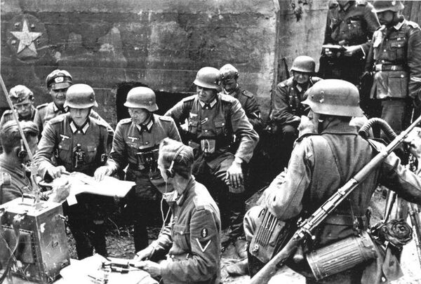 Немецкие солдаты и офицеры возле захваченного ДОТ-а Киевского УРа, 1941 год