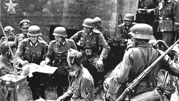 Немецкие солдаты и офицеры возле захваченного ДОТ-а Киевского УРа, 1941 год