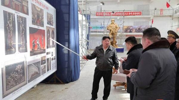 ‼ Пхеньян публикует кадры визита Ким Чен Ына в мастерскую, где изготавливают скульптуры и барельефы, посвященные бойцам из КНДР, воевавшим в Курской области