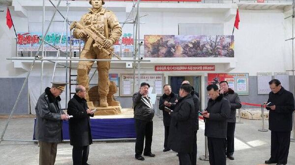 ‼ Пхеньян публикует кадры визита Ким Чен Ына в мастерскую, где изготавливают скульптуры и барельефы, посвященные бойцам из КНДР, воевавшим в Курской области