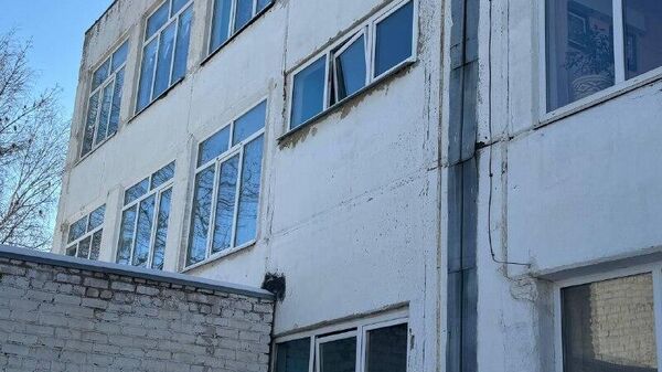 Первые кадры с места обстрела ВСУ школы №54 в Луганске