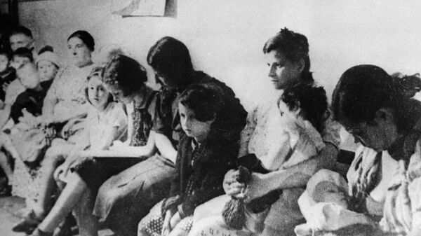 Жители Ленинграда прячутся в бомбоубежищах во время воздушной тревоги