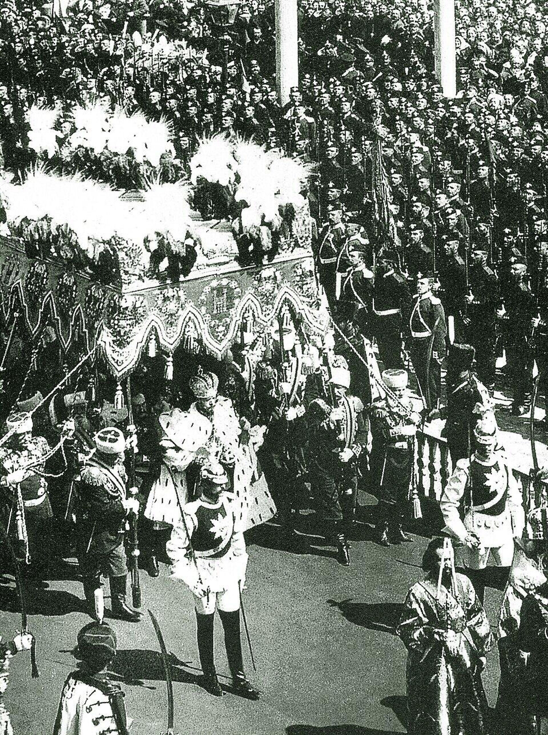 Кавалергард Маннергейм (справа) на коронации Николая II - РИА Новости, 1920, 27.01.2026