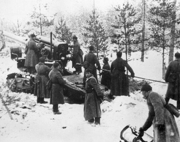 Советская 203 мм. гаубица Б-4 ведёт огонь по укреплениям линии Маннергейма, 2 декабря 1939 года