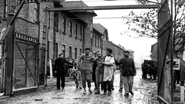 Советские солдаты освобождают узников нацистского концлагеря Освенцим.