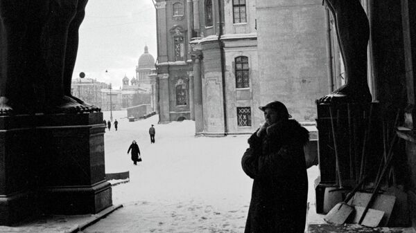 Блокада Ленинграда. Часовой у входа в Эрмитаж.