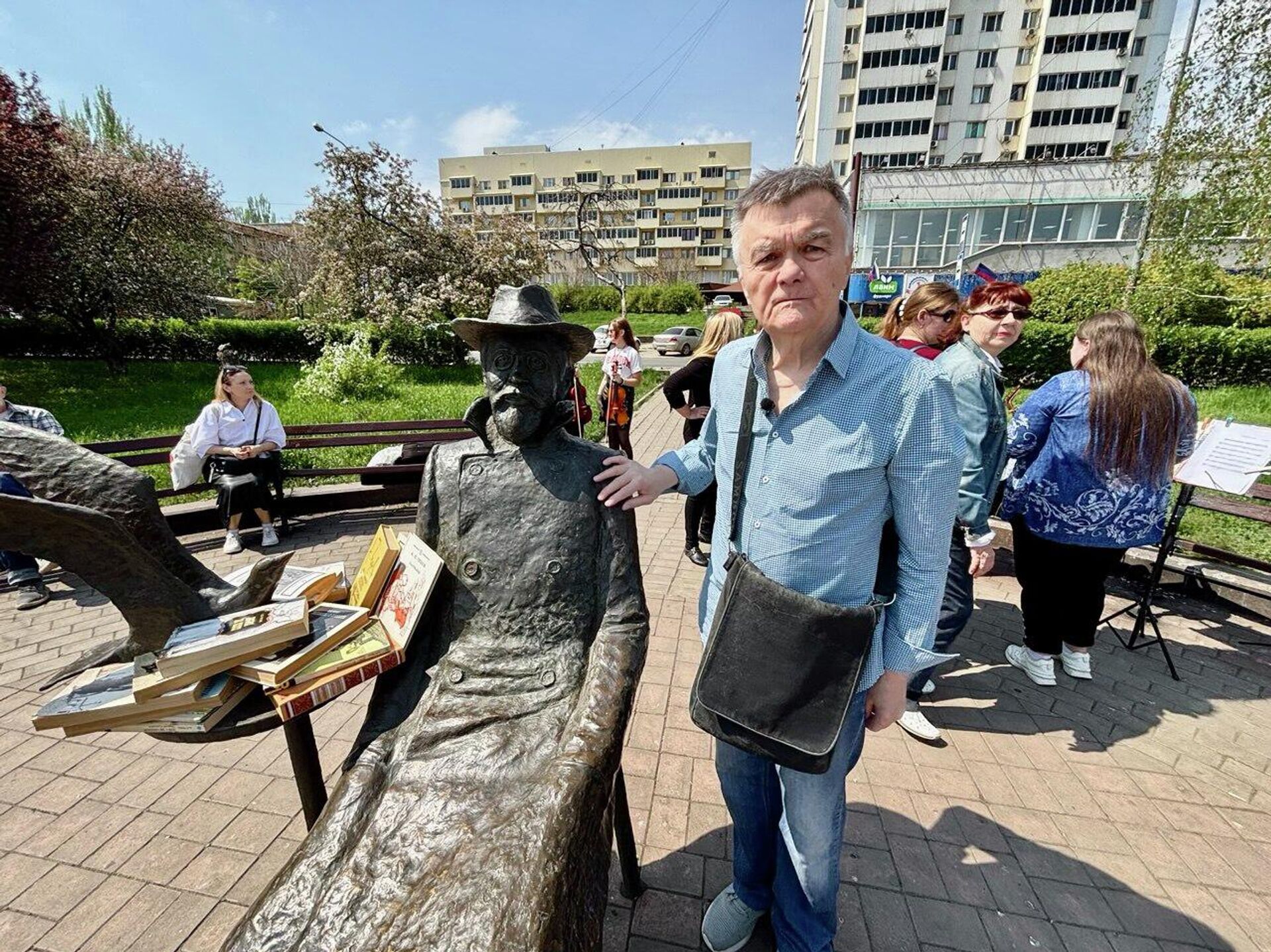 Чехов и донецкий художник Равиль Акмаев - РИА Новости, 1920, 29.01.2026