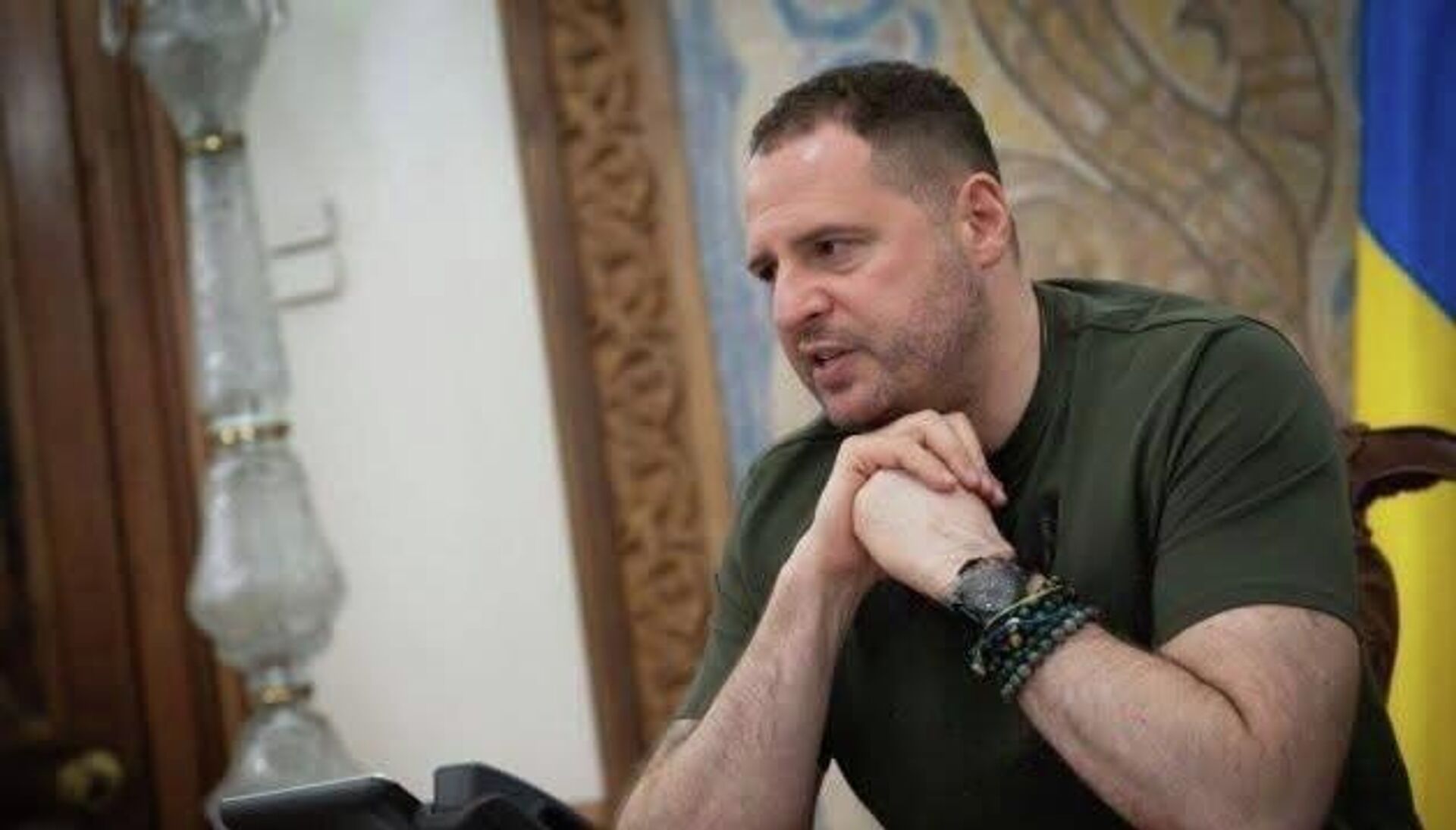 В соцсетях утверждают, что браслет, который носит Ермак, пере этим пролежал девять дней в гробу, надетый на руку покойника - РИА Новости, 1920, 05.02.2026