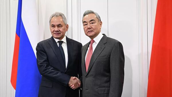 Секретарь Совета безопасности РФ Сергей Шойгу и министр иностранных дел КНР Ван И на встрече в Москве