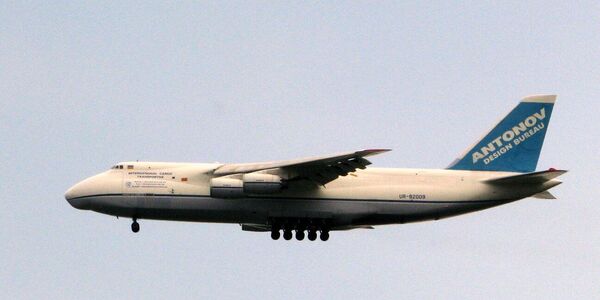 Ан-124 Руслан в полете над Гостомелем. Июль 2010 года