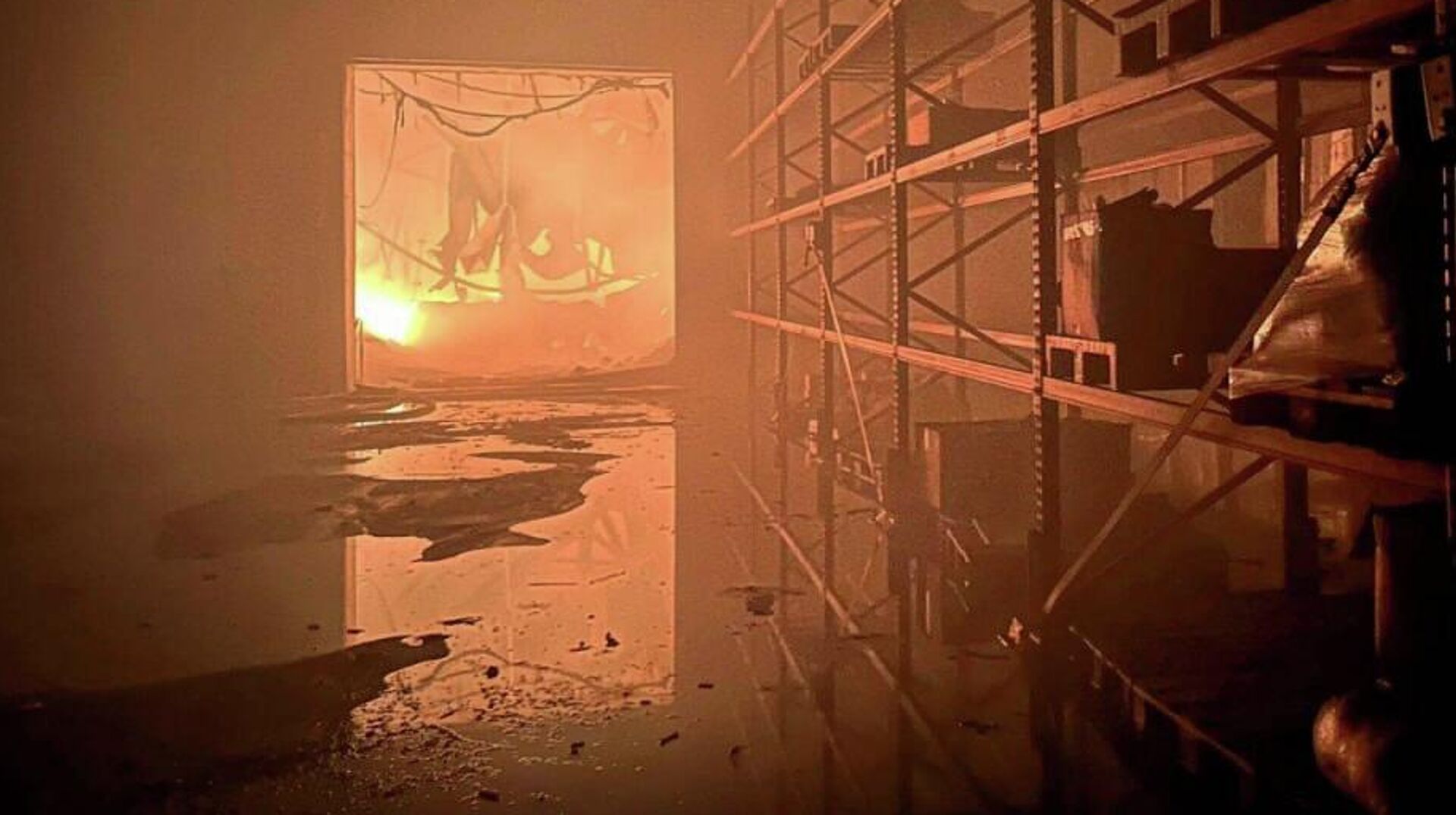 пожар в Киевской области (склад Рошен) - РИА Новости, 1920, 07.02.2026