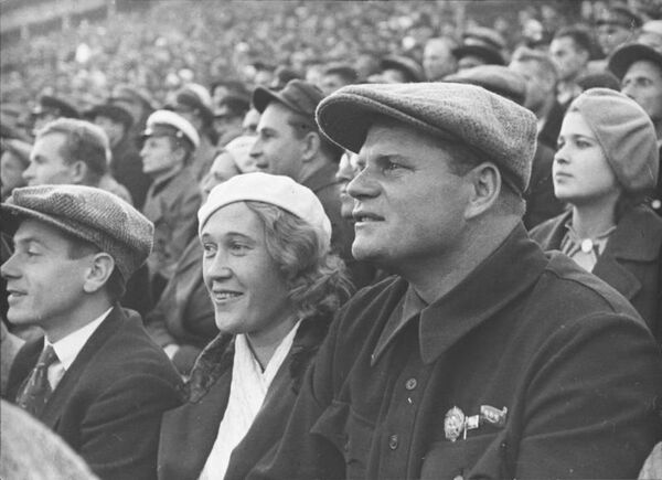 Слушатель промакадемии Никита Алексеевич Изотов с женой Надеждой Николаевной на Московском стадионе Динамо смотрят футбольный матч Турция – Спартак. 21 сентября 1936 года