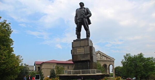 Памятник Никите Изотову в Горловке