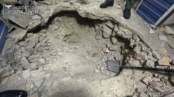 На территории одного из предприятий в промзоне Белгорода была обнаружена воронка от боеприпаса, предположительно, от установки РСЗО Хаймарс