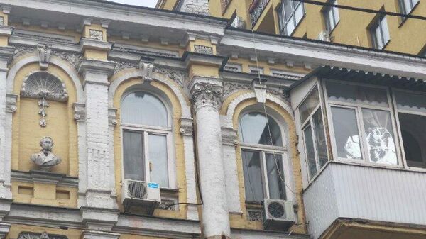 Из жизни дикарей: в Киеве сбили бюст Пушкина с уже изгаженного исторического здания