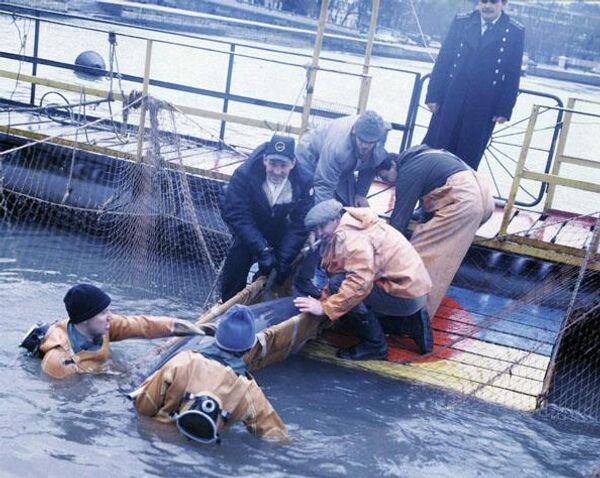 Выемка боевых дельфинов. Севастополь, 1990 год. Фото из социальных сетей