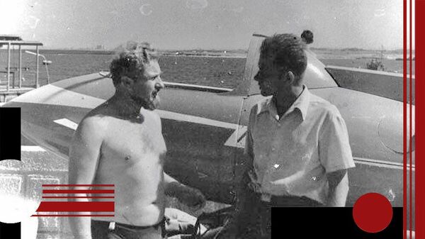 Виктор Калганов с сотрудником Океанариума