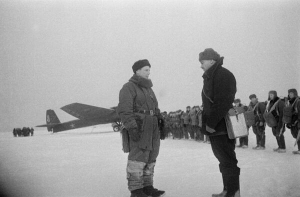 Советские десантники около самолёта ТБ-3