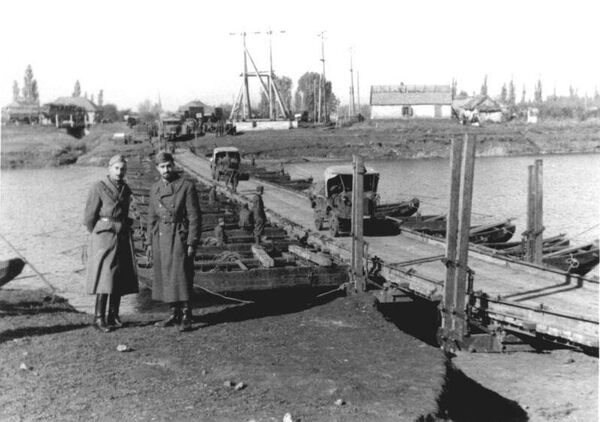 Итальянские военнослужащие из состава 2-го саперного полка у переправы через реку Волчья в районе города Павлограда Днепропетровской области. Осень 1941 года Итальянские военнослужащие из состава 2-го саперного полка у переправы через реку Волчья в районе города Павлограда Днепропетровской области. Осень 1941 года