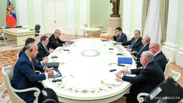 Президент России Владимир Путин и министр иностранных дел Кубы Бруно Родригес Паррилья во время встречи в Кремле