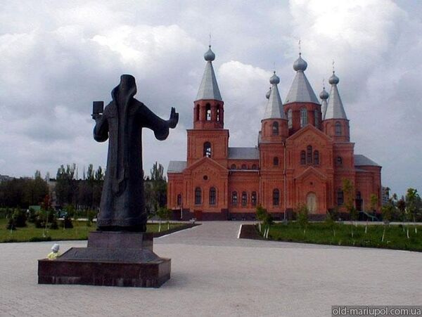 Памятник митр. Игнатию и собор Архистратига Михаила в Мариуполе