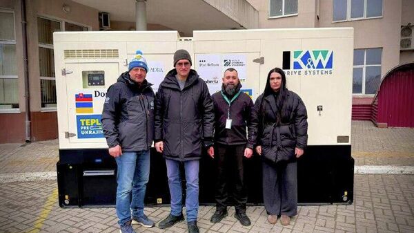 В Одессе чиновники привезли генератор к одному из ЖК, сняли об этом видео, сделали фото, а затем погрузили все обратно и уехали
