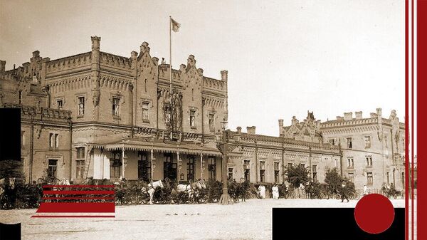 Первое здание железнодорожного вокзала в Киеве, начало XX века Первое здание железнодорожного вокзала в Киеве, начало XX века