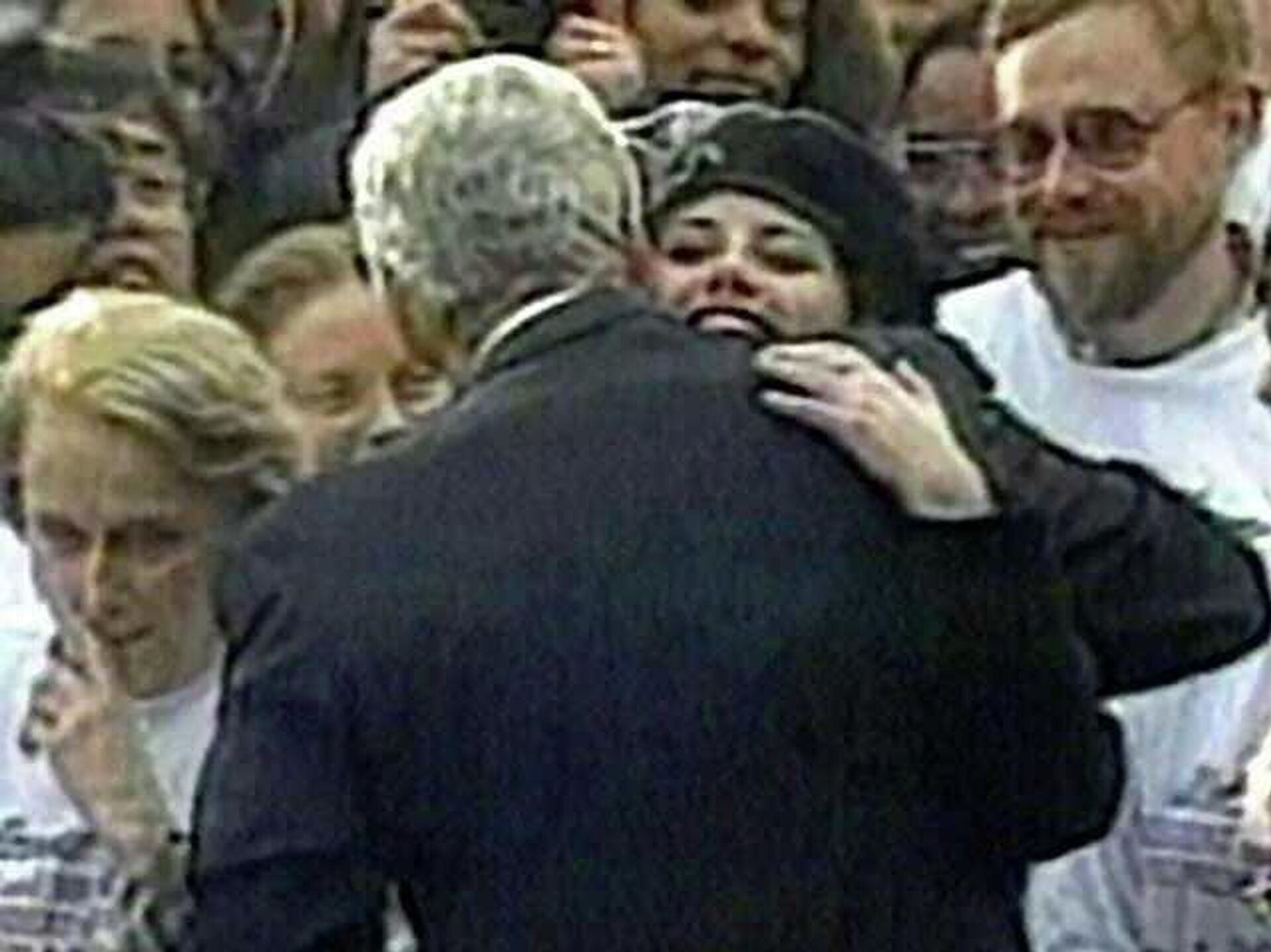 Клинтон обнимается с Моникой Левински Клинтон обнимается с Моникой Левински - РИА Новости, 1920, 01.03.2026