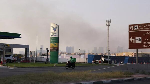 Дым на месте иранского удара в Шардже, ОАЭ